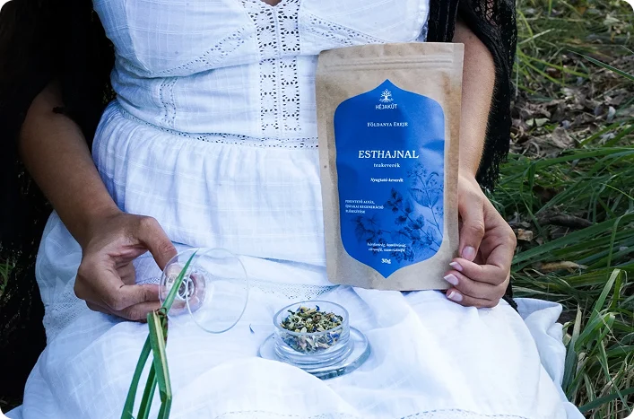 Héjakút Esthajnal teakeverék